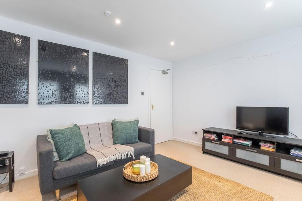 The Races, Portland Place. Apartment *