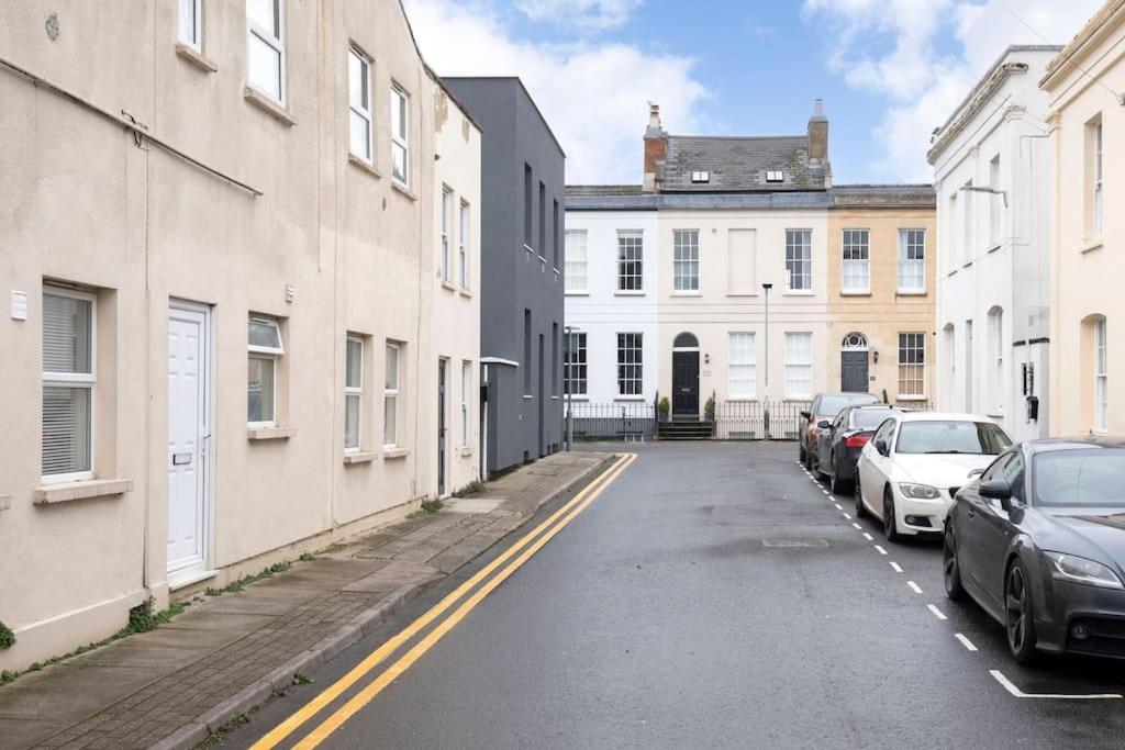 The Races, Portland Place. Apartment